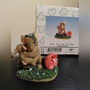 Charming Tails Figurine "MOM's GIVE THE BEST HUGS"😍